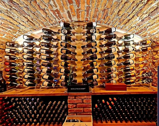 La cantina-enoteca reale del Bistrot del Portico, con bottiglie disposte sotto la volta